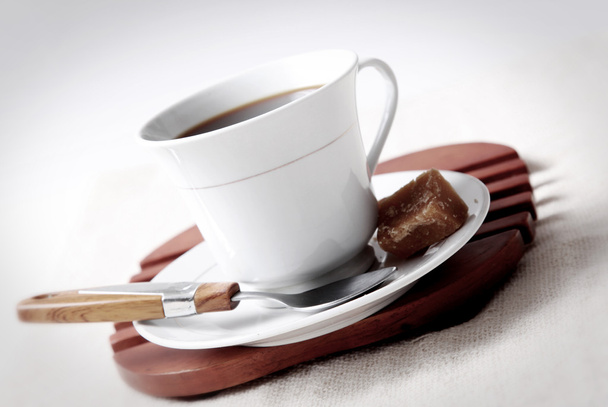 kahve ile beyaz zemin üzerine ahşap tahta üzerinde kahverengi şeker - Fotoğraf, Görsel