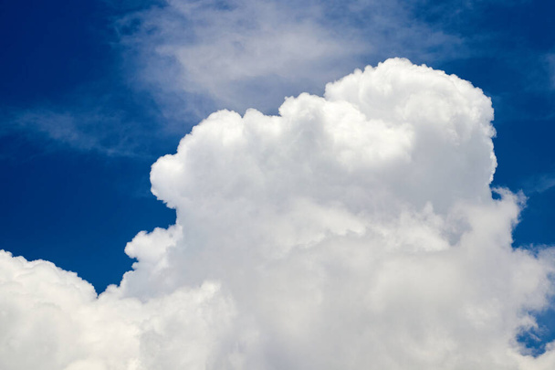 biały cumulus chmura na błękitnym tle nieba - Zdjęcie, obraz