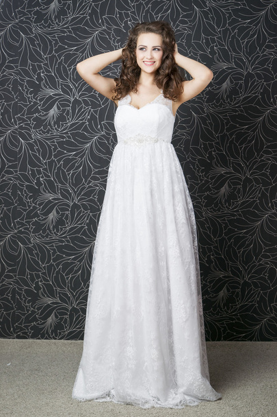 Beautiful woman in white wedding dress - Fotó, kép