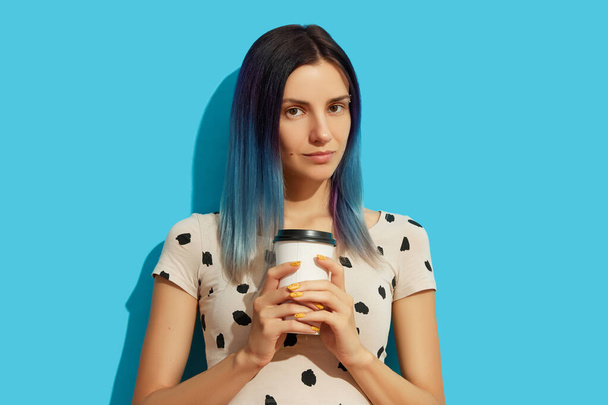 Hipster donna con i capelli blu in possesso di tazza di carta - Foto, immagini
