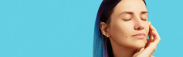 Face of young beautiful woman with blue hair on bright background - Fotoğraf, Görsel