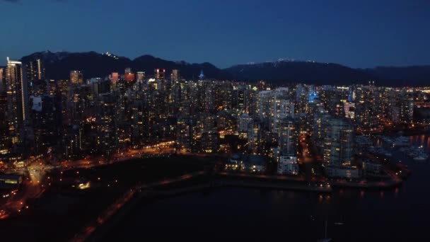 Wysoki punkt widzenia Vancouver centrum o zmierzchu z górami na tle - Materiał filmowy, wideo
