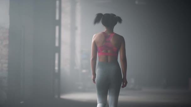 Mujer en forma caminando en el edificio del loft. Atleta cansado volviendo a la posición inicial - Imágenes, Vídeo