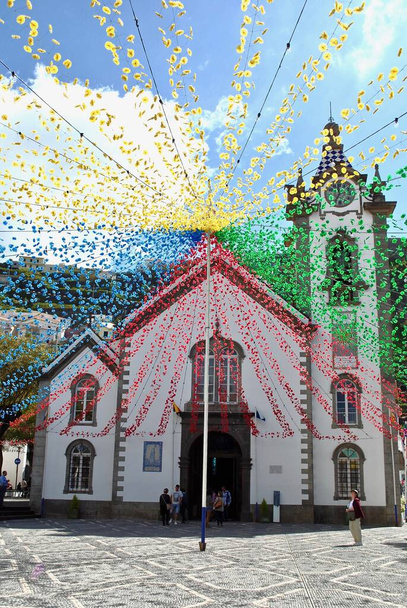 Церква Ігрея де Сан Бенто в Рібейра-Браві, Мадейра, Португалія прикрашена квітами, що виглядають як спалах квітки. Ця церква знаходиться біля моря на цьому малому острові..  - Фото, зображення
