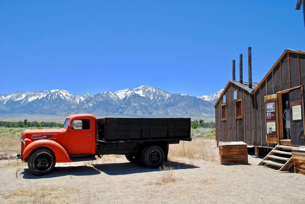 Manzanar National Historic Site, California: Rode vrachtwagen en kantine op de site van een van de tien Amerikaanse concentratiekampen, waar Japanse Amerikanen tijdens de Tweede Wereldoorlog werden opgesloten.  - Foto, afbeelding