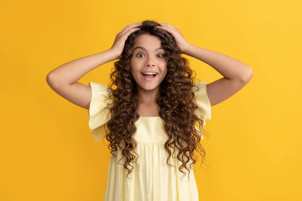 glücklich Teenie-Mädchen mit langen lockigen Haaren und perfekter Haut Ausdruck von Glück, gesundes Haar - Foto, Bild