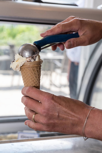 φρέσκο παγωτό σέσουλα σε κώνο βάφλα ως επιδόρπιο - close-up του κώνου παγωτό - Φωτογραφία, εικόνα