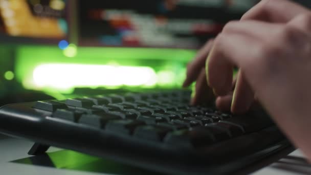 Κοντινό πλάνο με αγνώριστα γυναικεία χέρια να πληκτρολογούν κωδικούς κακόβουλου λογισμικού στον υπολογιστή στο γραφείο τη νύχτα. - Πλάνα, βίντεο