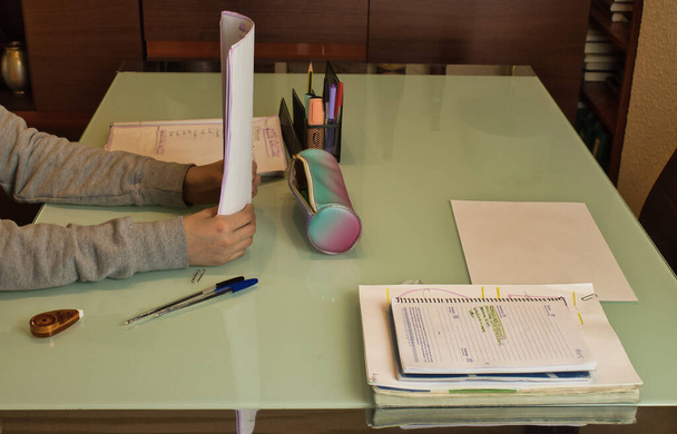 dívka studuje a dělá domácí úkoly se studijními nástroji - Fotografie, Obrázek