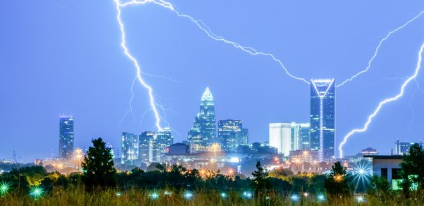 tormentas eléctricas rayos sobre Charlotte City skyline en ninguna
 - Foto, imagen