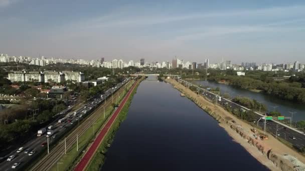 Vista de Pinheiros Marginais com o rio Pinheiros e edifícios modernos em São Paulo, Brasil. - Filmagem, Vídeo