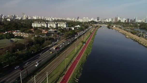 Vista de Pinheiros Marginais com o rio Pinheiros e edifícios modernos em São Paulo, Brasil. - Filmagem, Vídeo