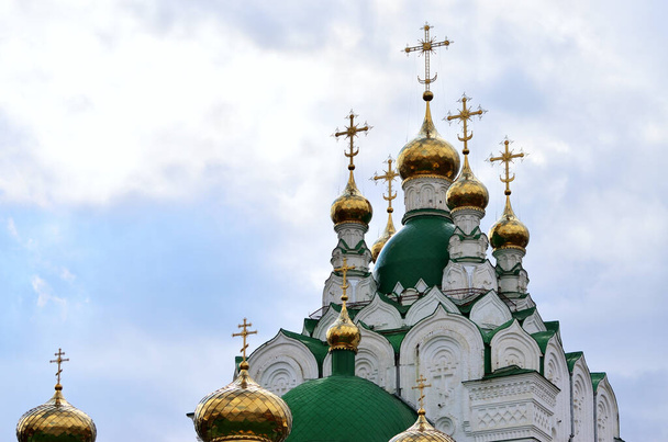 Golden domes with crosses of the Orthodox Church. Russia Yoshkar Ola 01.05.2021 - Fotoğraf, Görsel