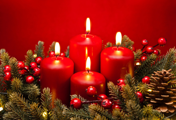 4. Advent rote Kerze Gesteck  - Foto, Bild