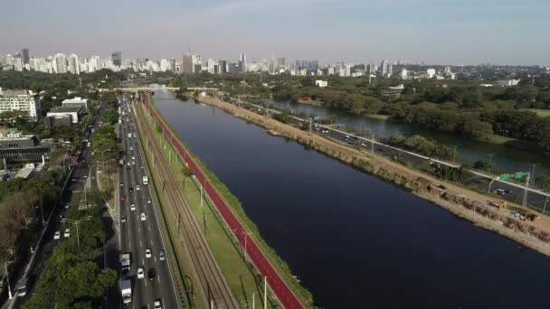 Pohled na Marginal Pinheiros s řekou Pinheiros a moderní budovy v Sao Paulu, Brazílie. - Záběry, video