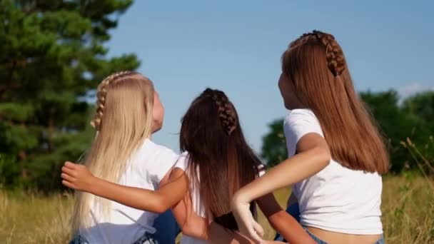 Drie tienerzussen omhelsden elkaar - Video