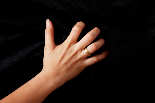 mujer rascarse tela como un signo de ira sobre fondo negro
 - Foto, Imagen