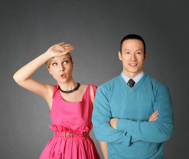 Пара женщин в розовом и мужчина в голубом
 - Фото, изображение