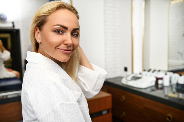 Close-up portrait of the face of a beautiful smiling Europeen woman in spa clinic. - Fotoğraf, Görsel