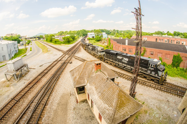 Угольные вагоны на железнодорожных путях
 - Фото, изображение