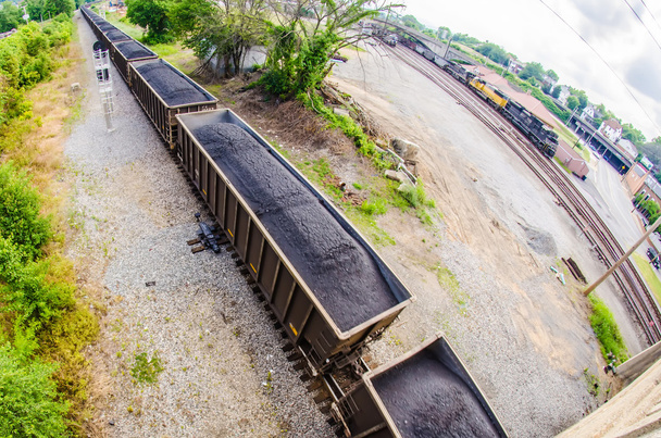 wagons de charbon à mouvement lent sur les voies ferrées
 - Photo, image
