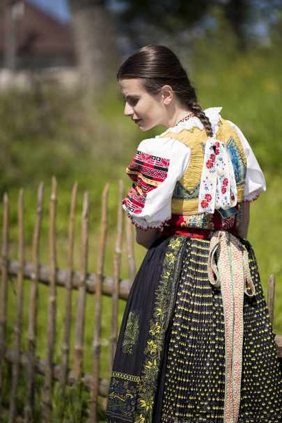 Jovem bela mulher eslovaca em vestido tradicional. Folclore eslovaco - Foto, Imagem
