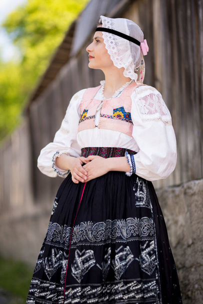 Jeune belle femme slovaque en robe traditionnelle. Folklorique slovaque - Photo, image