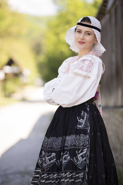 Joven mujer eslovaca hermosa en vestido tradicional. Folclore eslovaco - Foto, Imagen