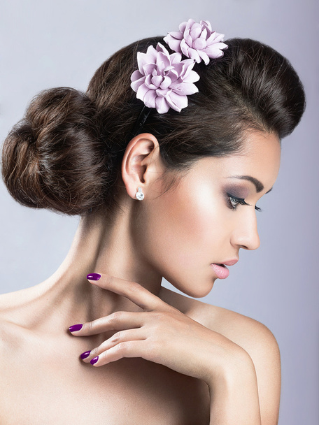 Beautiful girl with perfect skin and purple flowers on her head. - Foto, imagen
