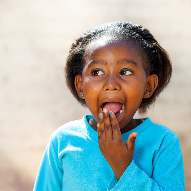 Africaine fille avec la main sur la bouche ouverte
. - Photo, image