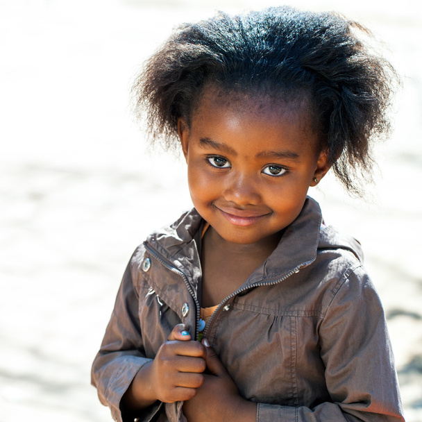 Afrykańskiej dziewczynki na zewnątrz. - Zdjęcie, obraz