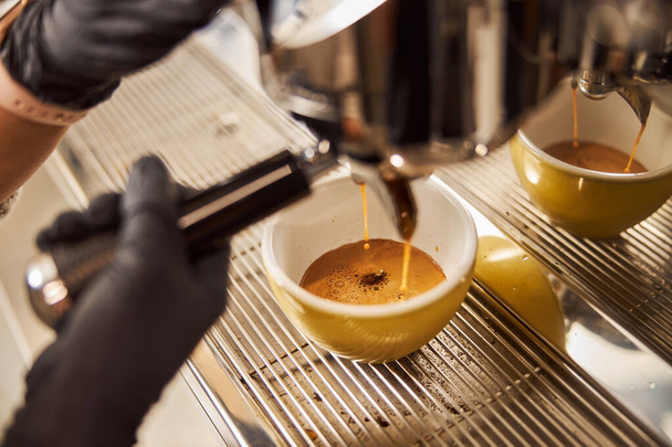Delicioso espresso hecho en la cafetería por barista profesional - Foto, Imagen