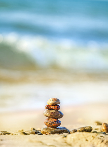 Pyramide de pierres sur sable symbolisant la paix et l'harmonie, océan bleu
 - Photo, image