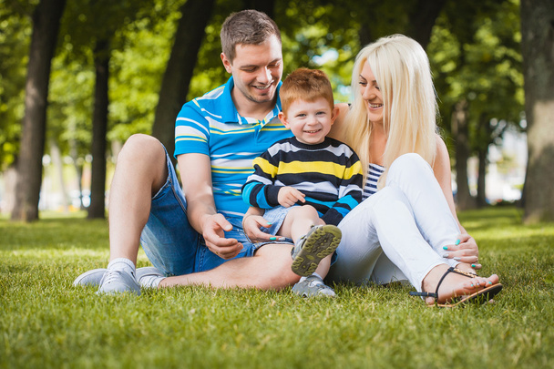 Happy family in the summer park - Fotografie, Obrázek