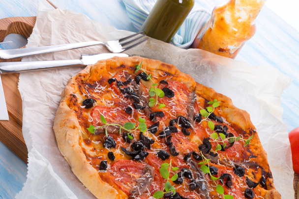 Pizza de anchova de azeitona
 - Foto, Imagem