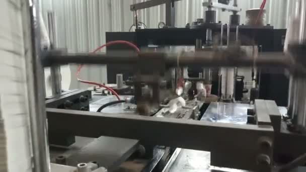 Copos de papel estão sendo feitos de papel, usando máquinas de fabricação de copos de papel, vista interna de uma unidade de fabricação ou produção de copos em execução. - Filmagem, Vídeo