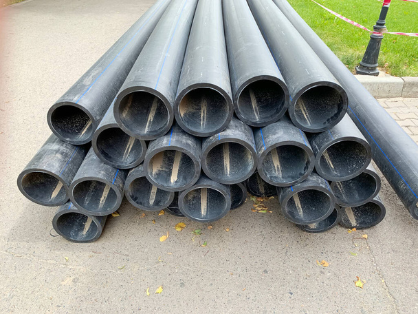 HDPE water supply pipes for construction in the city, repair process of urban water supply systems. HDPE is high density polyethylene. - Zdjęcie, obraz