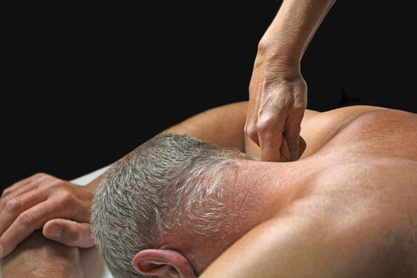 Terapeuta aplicando presión al cuello del cliente
 - Foto, imagen