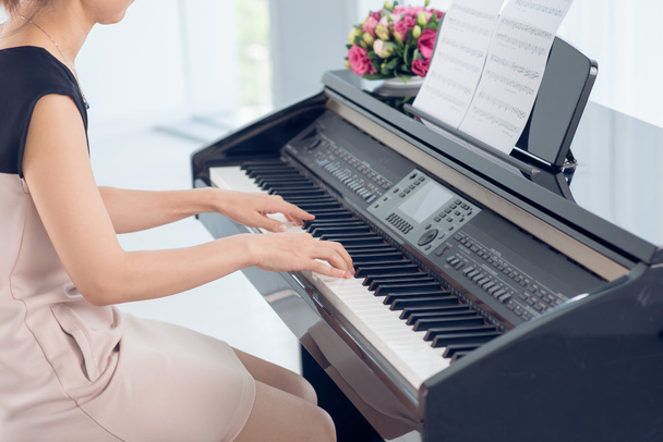 Жінка грати на фортепіано
 - Фото, зображення