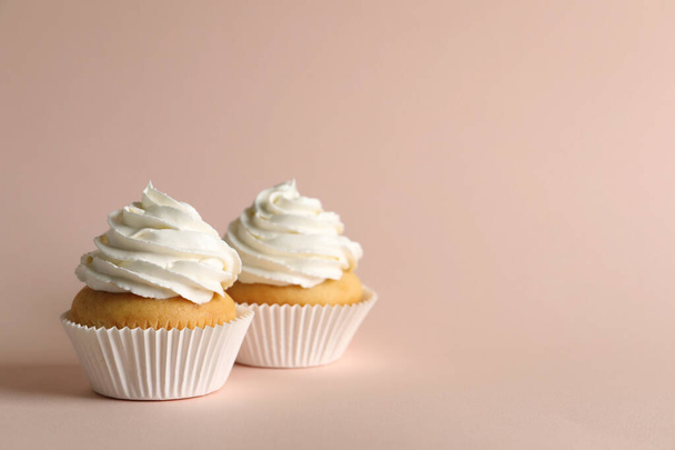 Delicious cupcakes with white cream on pink background. Space for text - Fotoğraf, Görsel