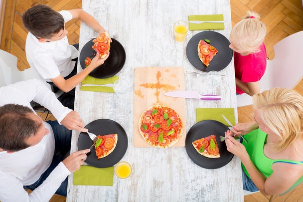 семья ест пиццу
 - Фото, изображение