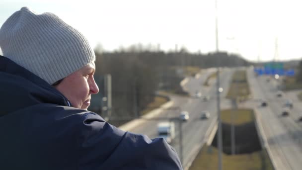Olhar mais atento da senhora madura olhando para longe em Vantaa Finland.4K - Filmagem, Vídeo