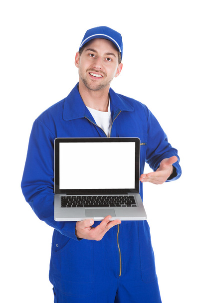Mechanic Displaying Laptop - Foto, Imagem