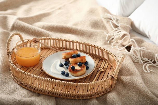 Delicious cottage cheese pancakes with fresh blueberries and sour cream served on bed tray - Foto, Imagem