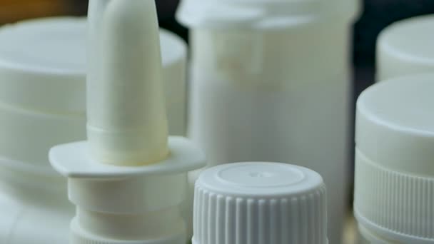 Biała plastikowa butelka z lekami lub tabletkami - Materiał filmowy, wideo