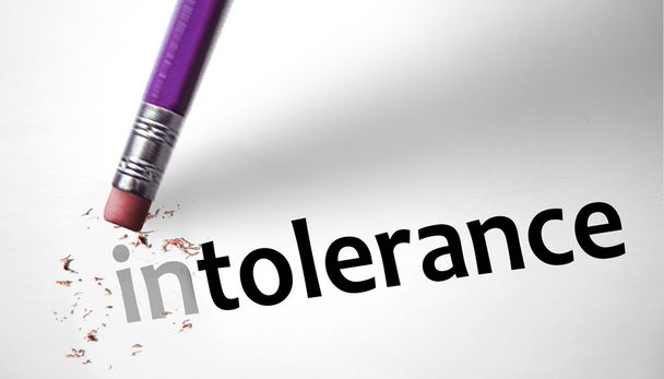 Radiergummi, der das Wort Intoleranz für Toleranz ändert - Foto, Bild