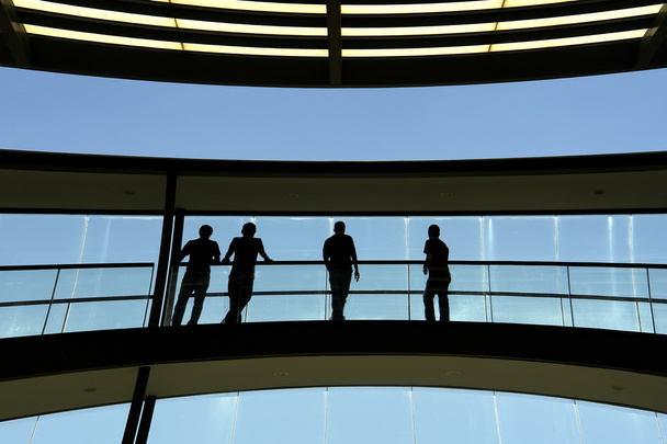 trabajadores dentro del edificio moderno en silueta
 - Foto, Imagen