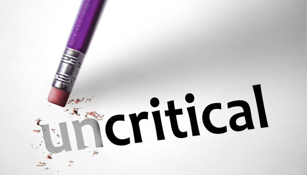 Borrador cambiando la palabra acrítico para crítica
  - Foto, Imagen
