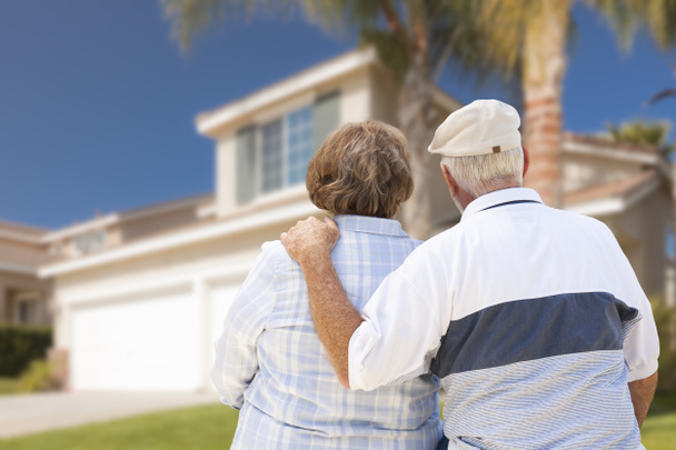 Heureux couple de personnes âgées regardant devant la maison
 - Photo, image