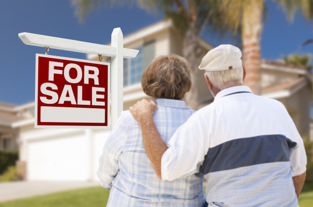przodu szczęśliwa para starszy sprzedaż i dom - Zdjęcie, obraz